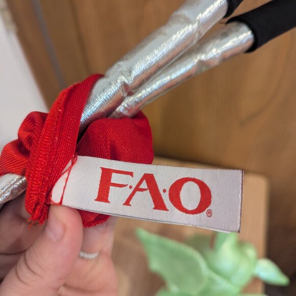 FAO Schwarz Toys R Us Fairytale Knight & Dragon Hand Puppets - Picture 4 of 6